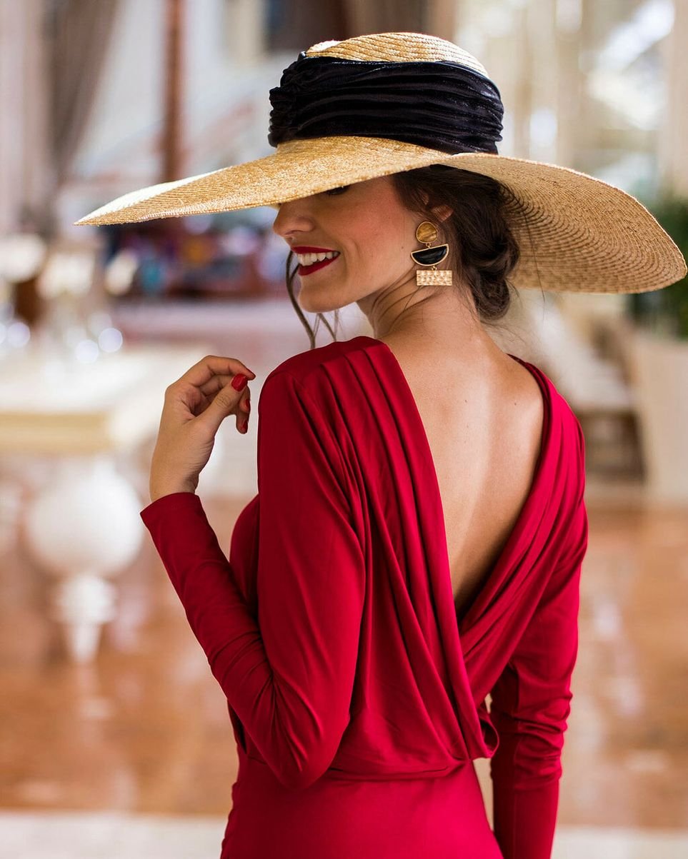 Женщина в шляпе с декольте