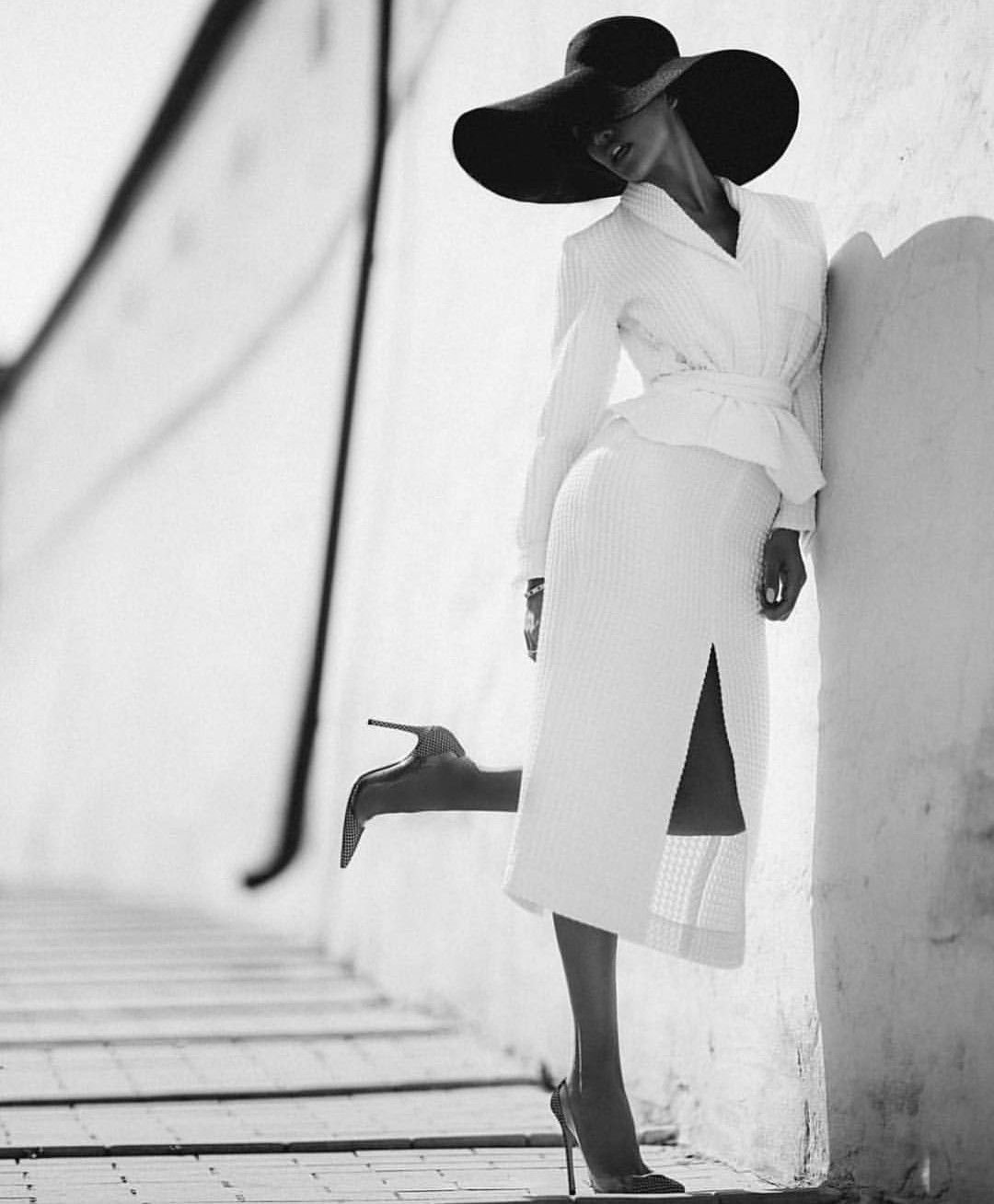 Дама в широкополой шляпе