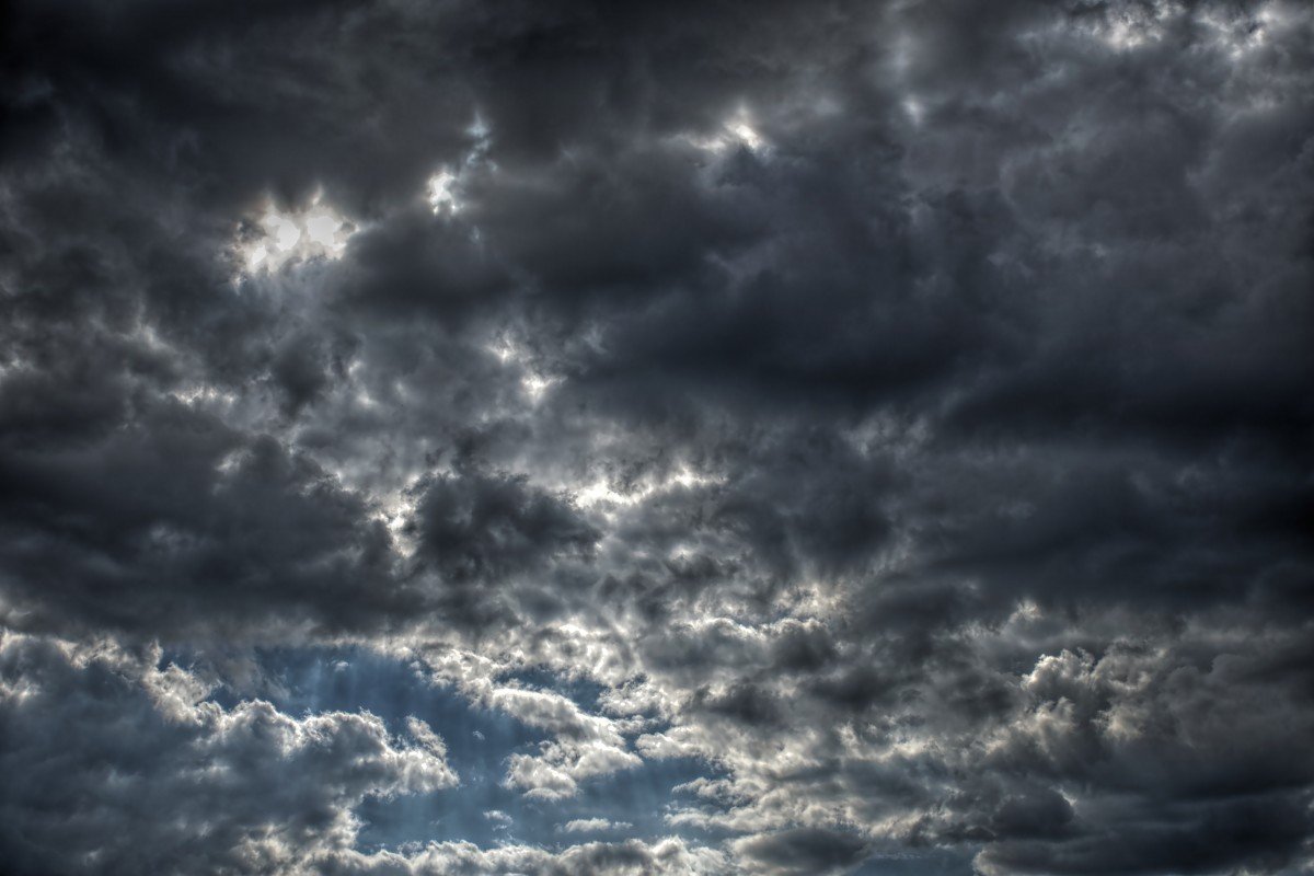 Темное небо с тучами
