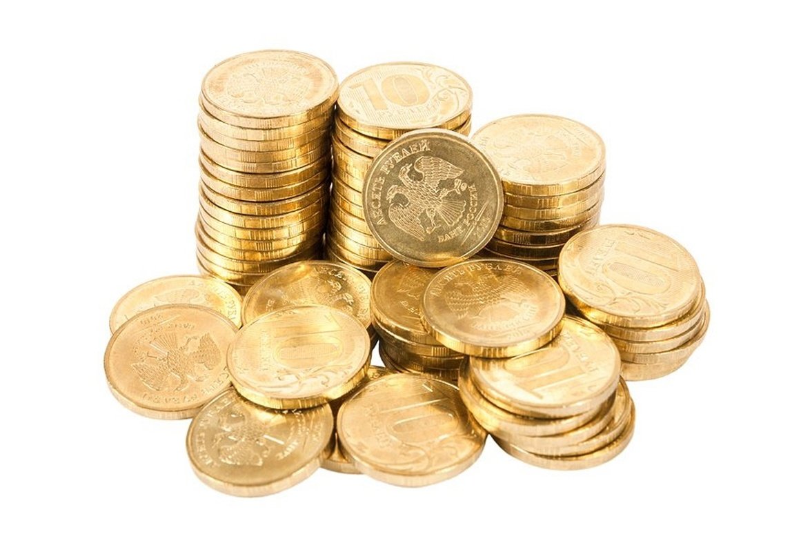 Монеты на белом фоне