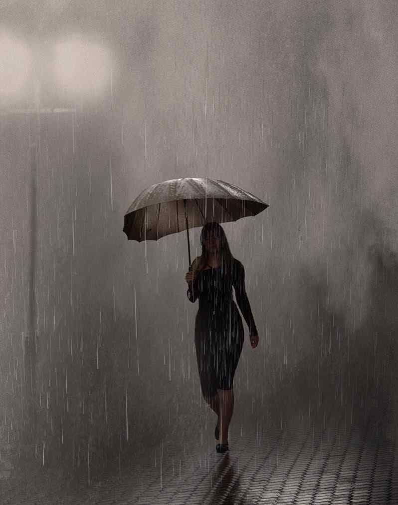 Женщина под зонтом