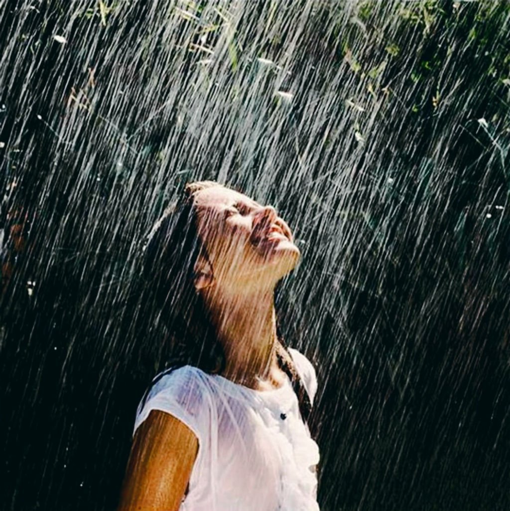 Девочка под дождем