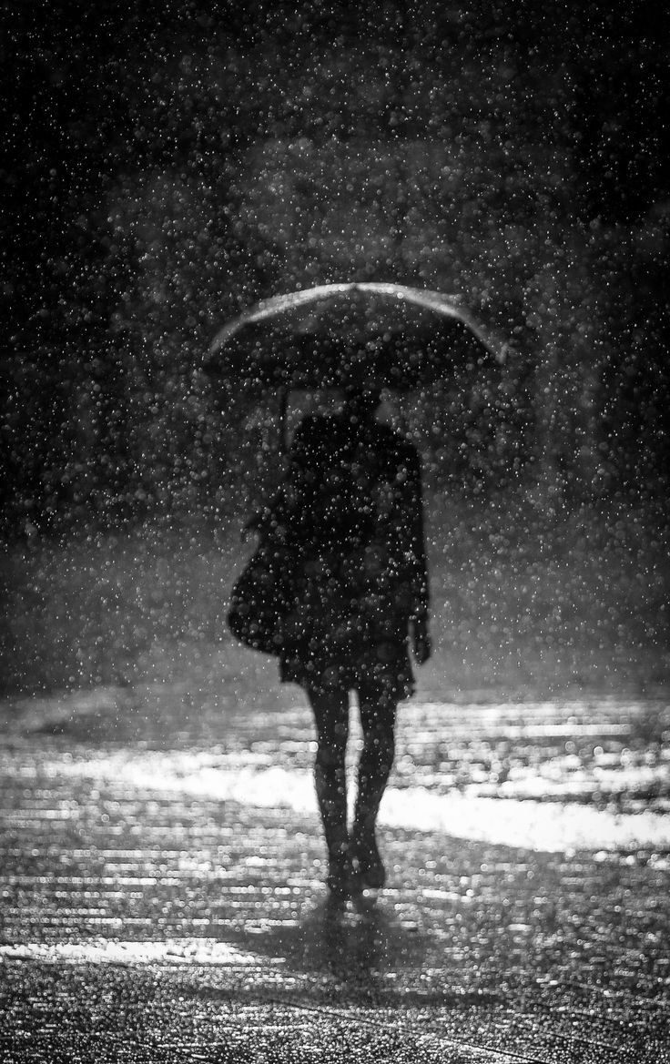 Человек идет под дождем