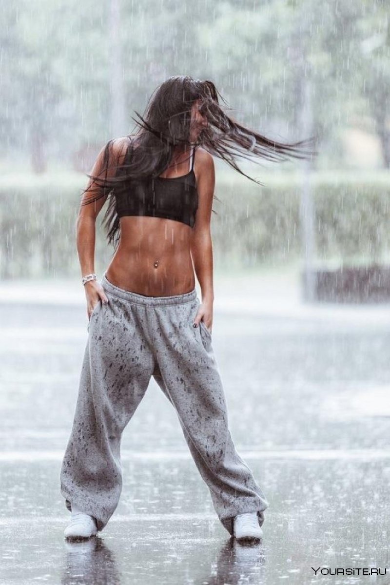 Девушка Танцующая под дождем