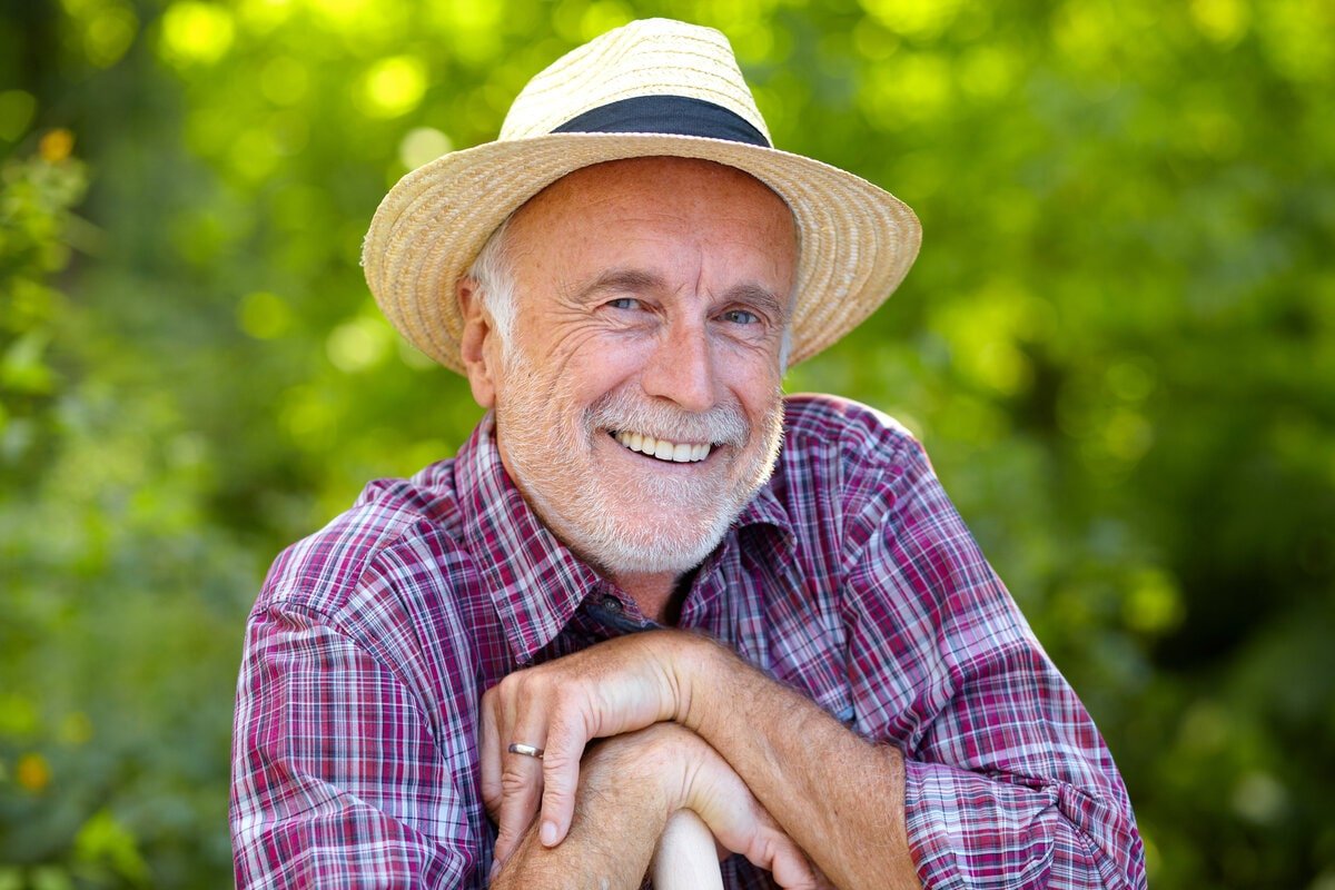 Дедушки на даче