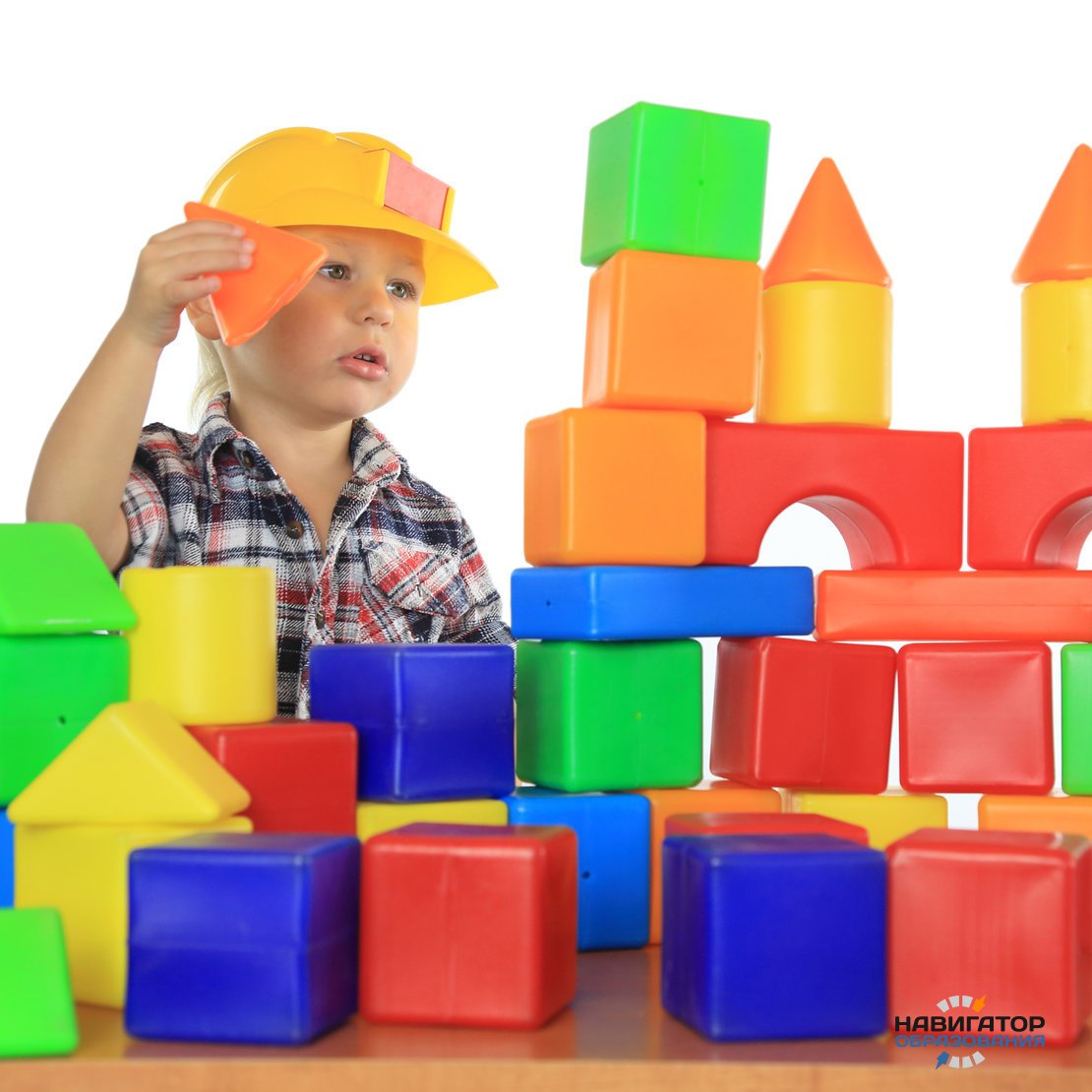 Мальчик строит из кирпичиков