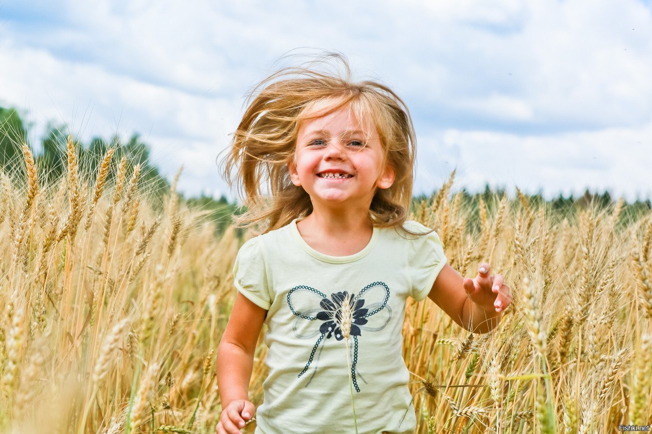 Девочка улыбается мальчику. Радостные дети. Дети в поле. Счастливый ребенок. Счастливая девочка.