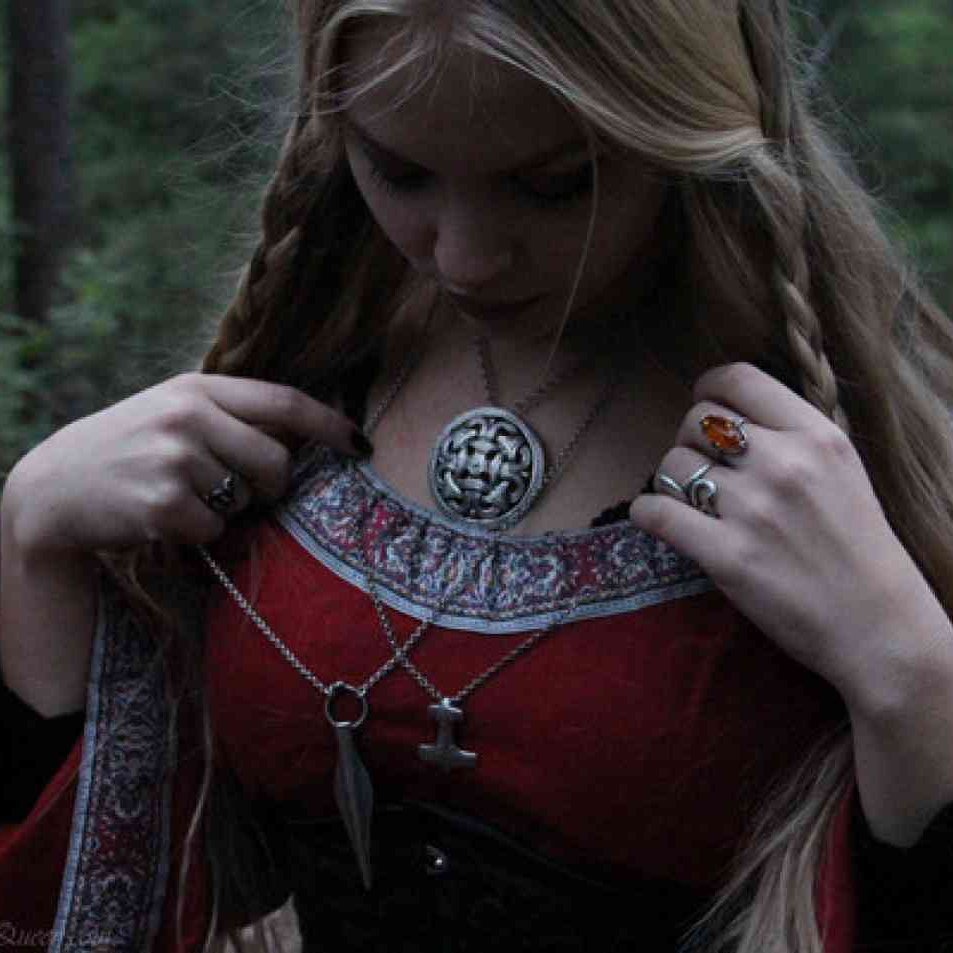 Русая девушка в поле