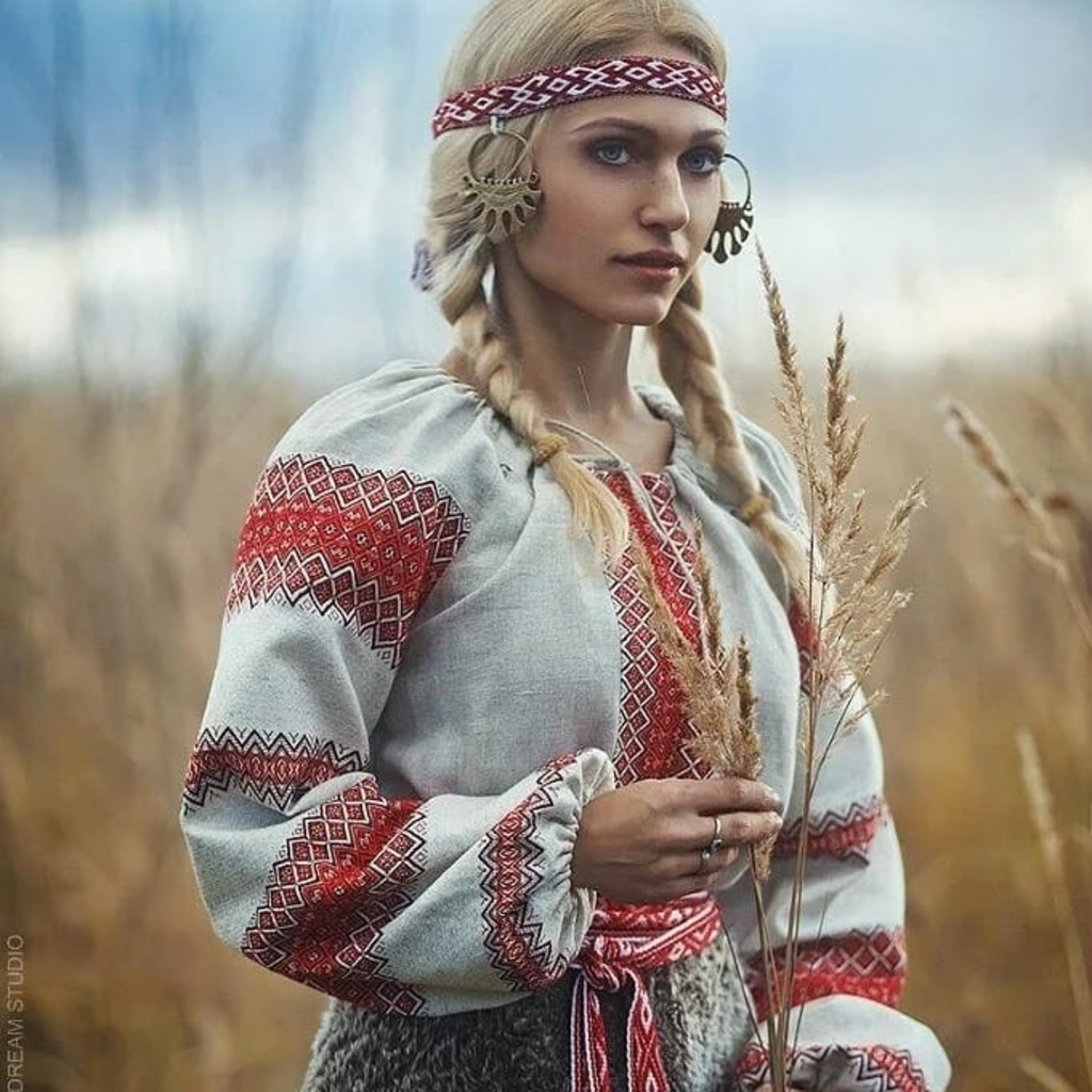 Славянская девушка в поле