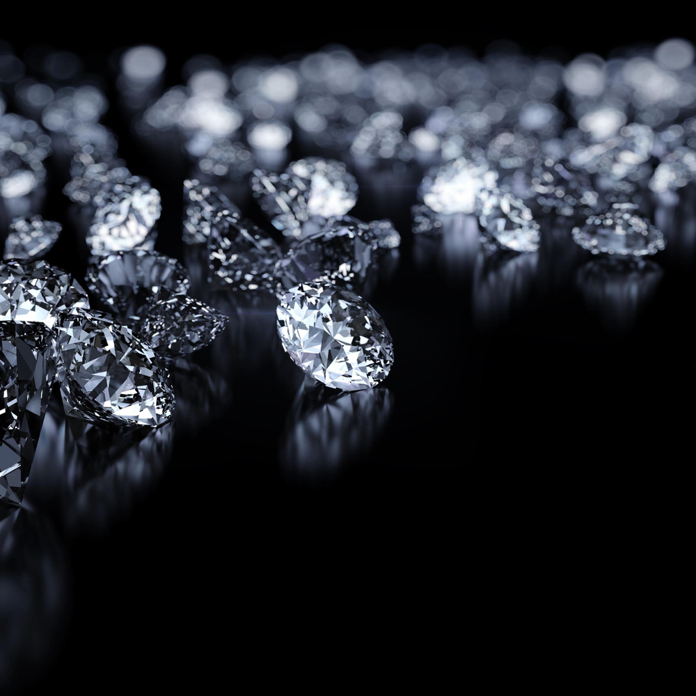 Украшение с бриллиантами на темном фоне