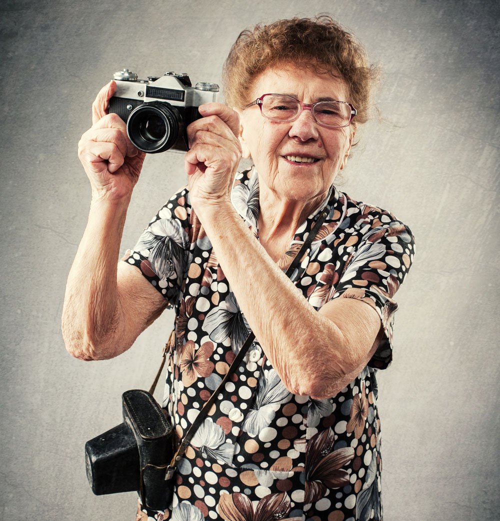 Пожилая женщина с фотоаппаратом