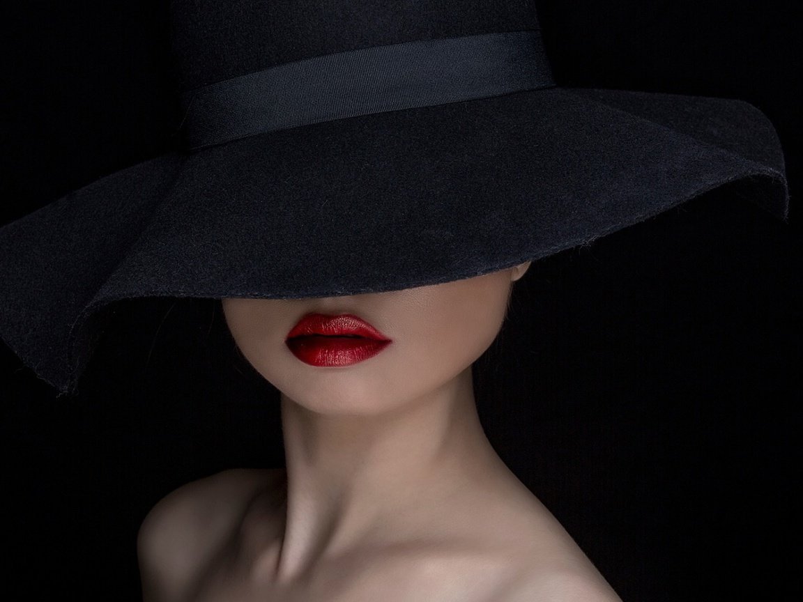 Таинственная девушка в шляпе