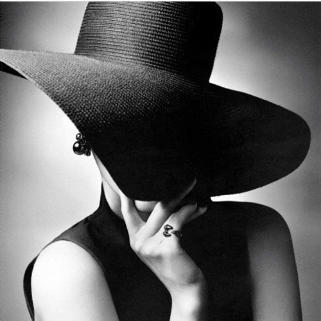 Дама в шляпке