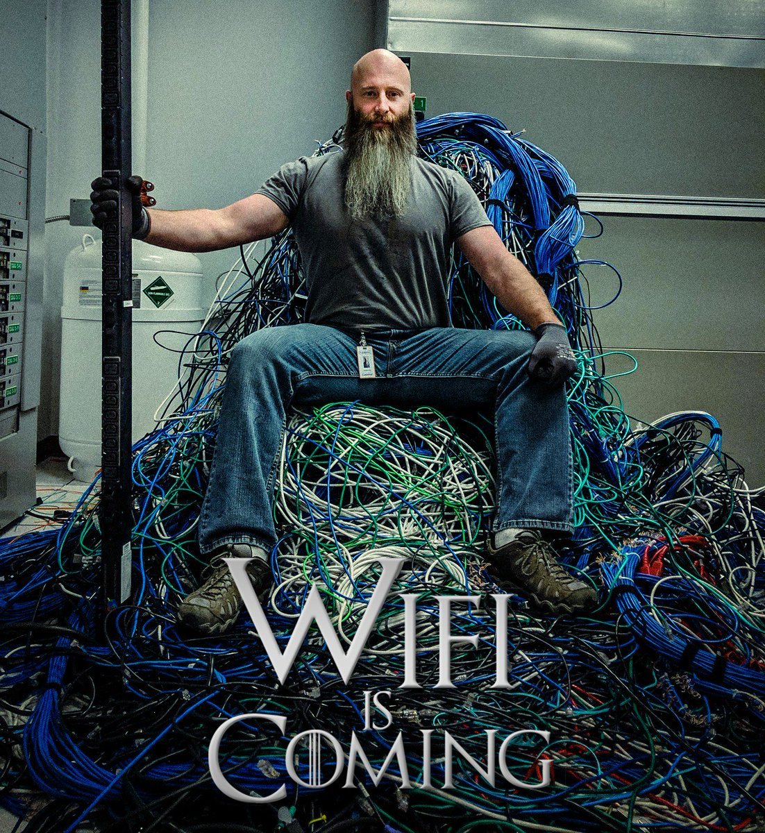 Человек запутался в проводах