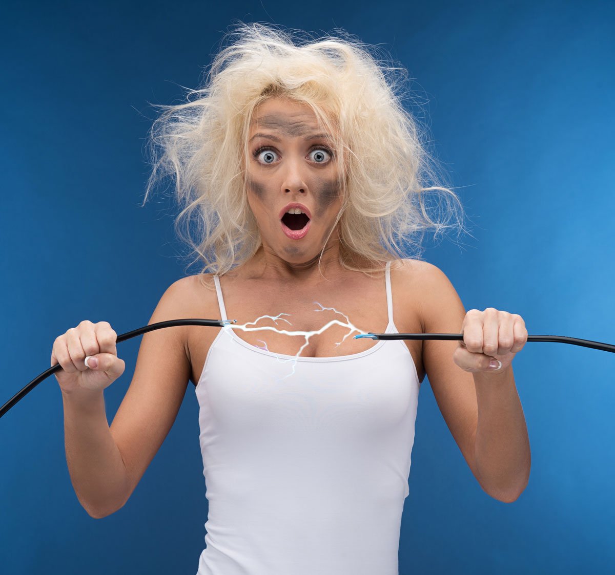 Девушка с проводами