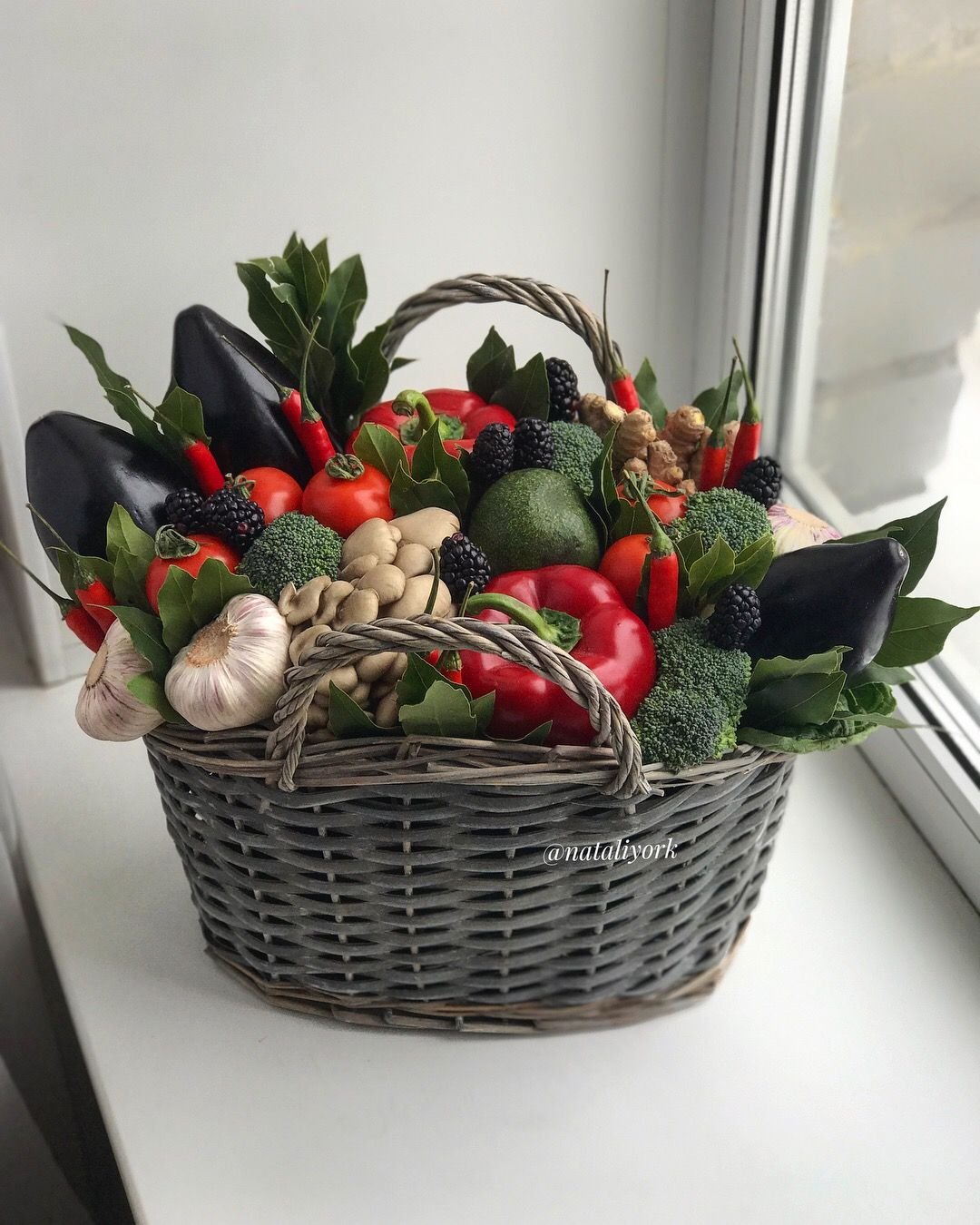 Корзинка полная фруктов арт