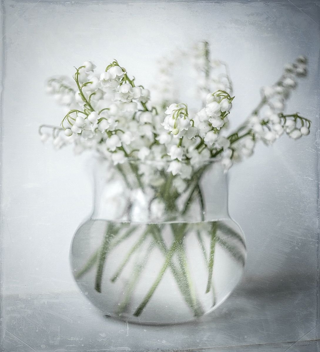 Ландыши в стеклянной вазе