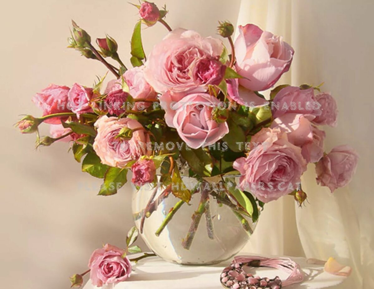 Розовые розы в вазе