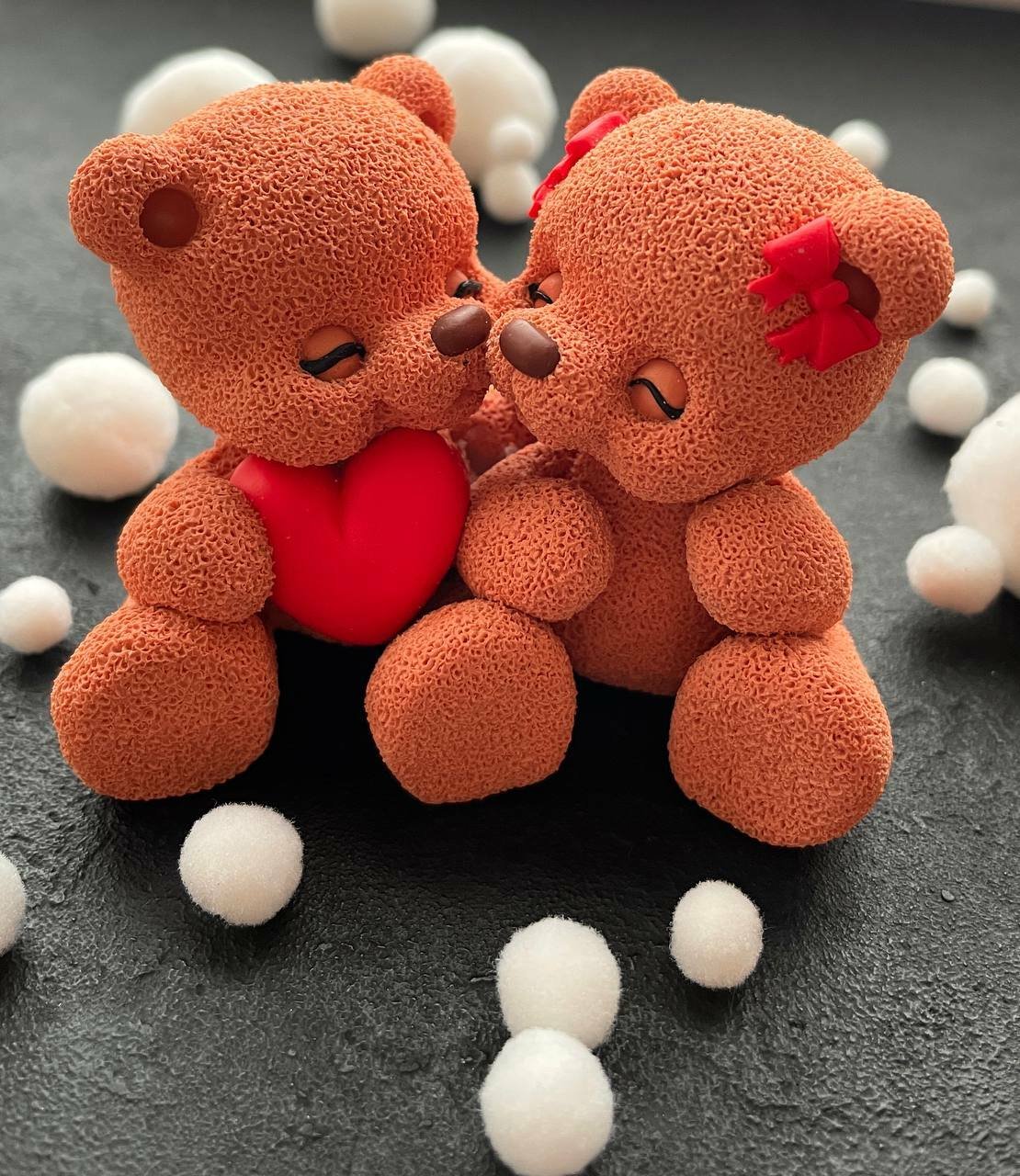 Мишки обнимаются