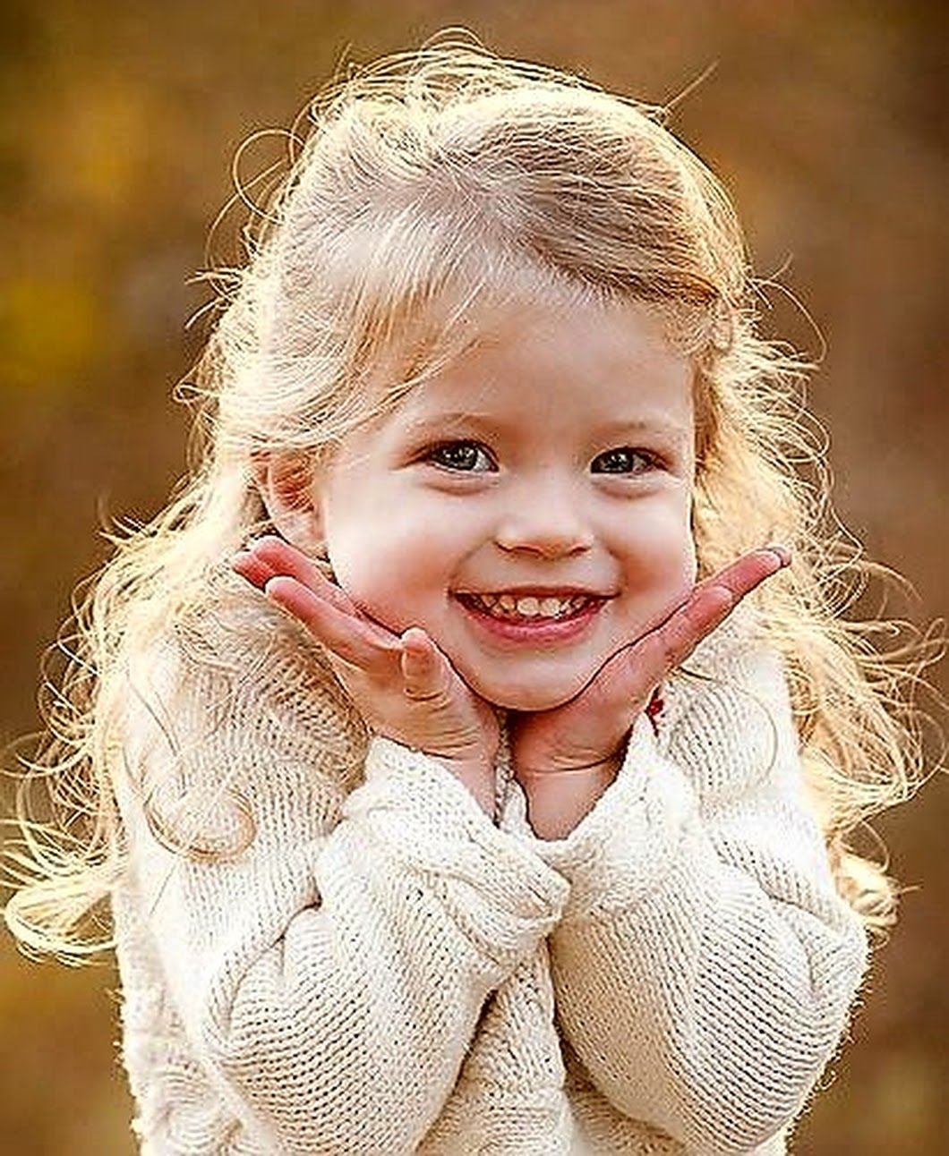 Девочка улыбается