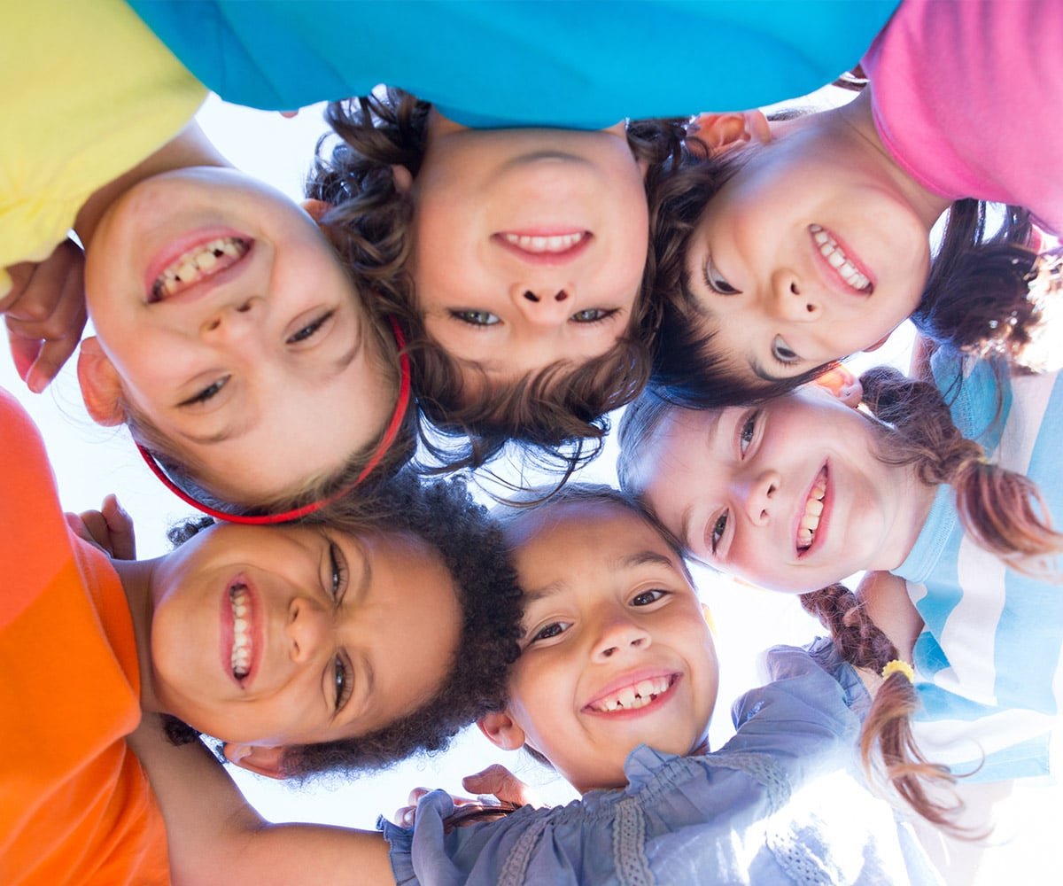 Много улыбающихся детей