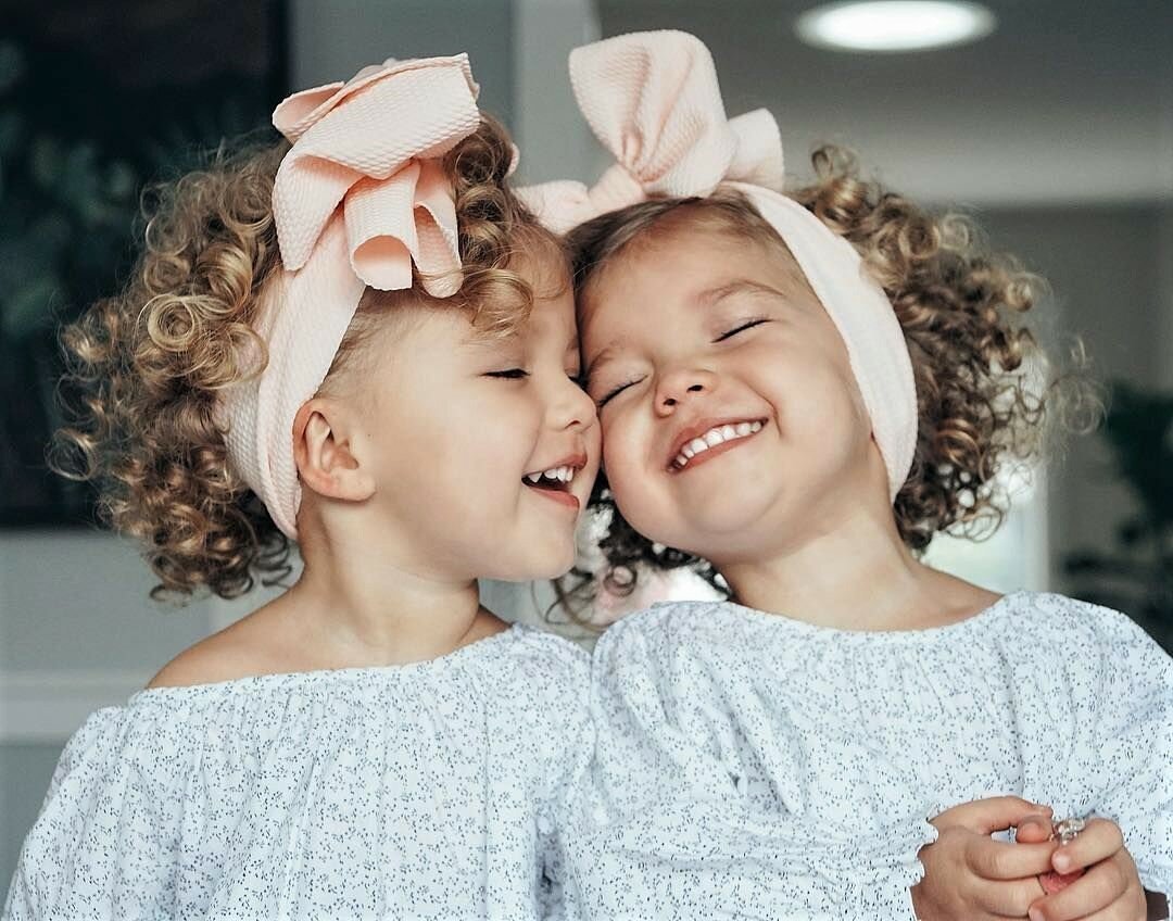 Близняшки кучерявые