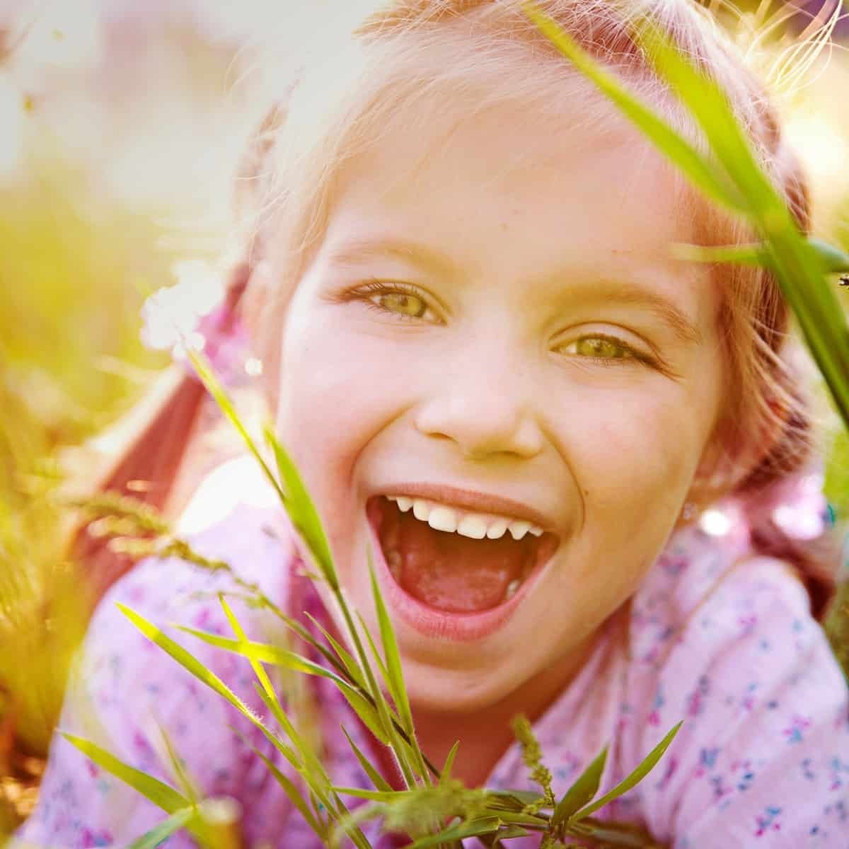 Радостные дети улыбаются