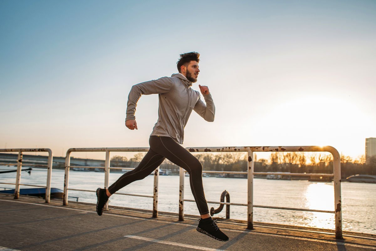 Спортсмен бежит на белом фоне