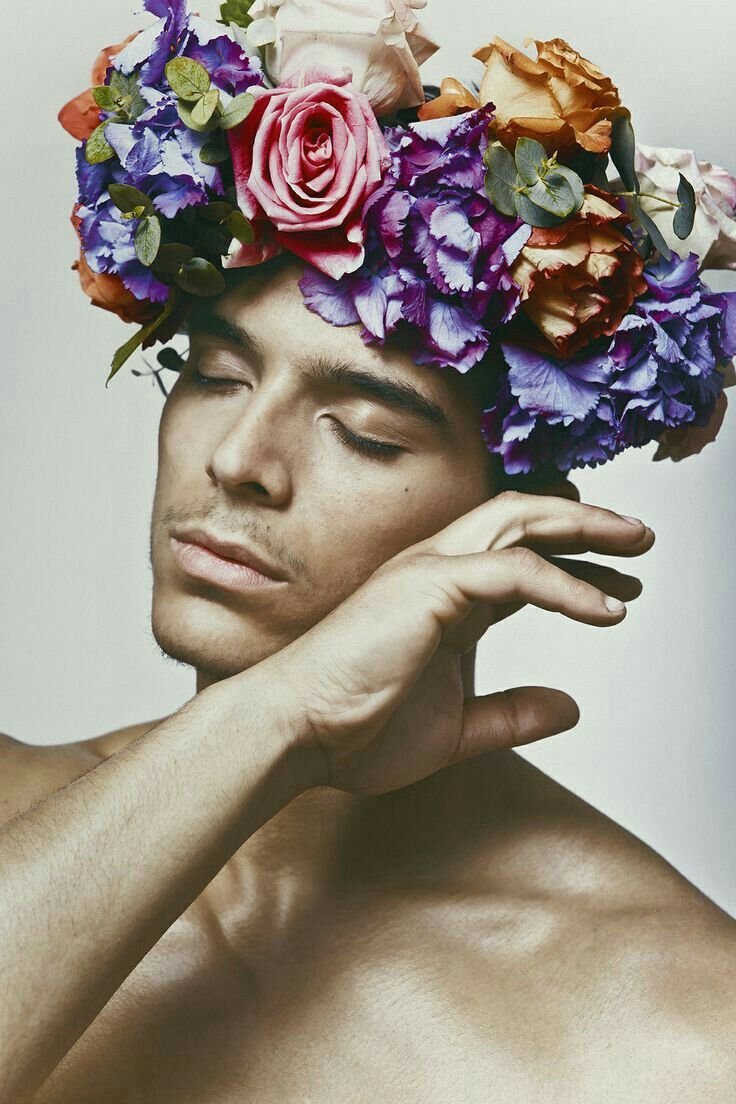 Мужчина в венке