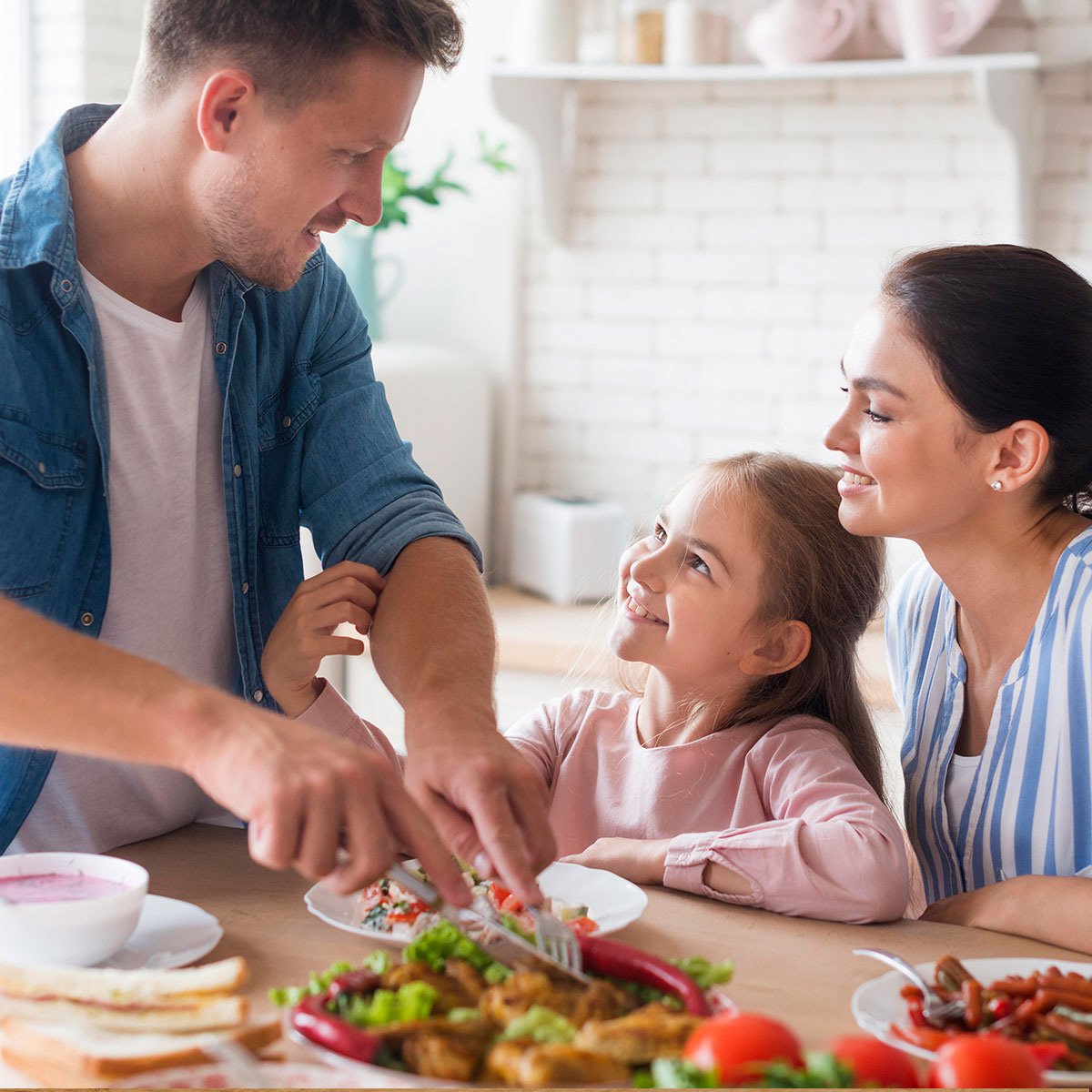 Мультяшная семья за столом