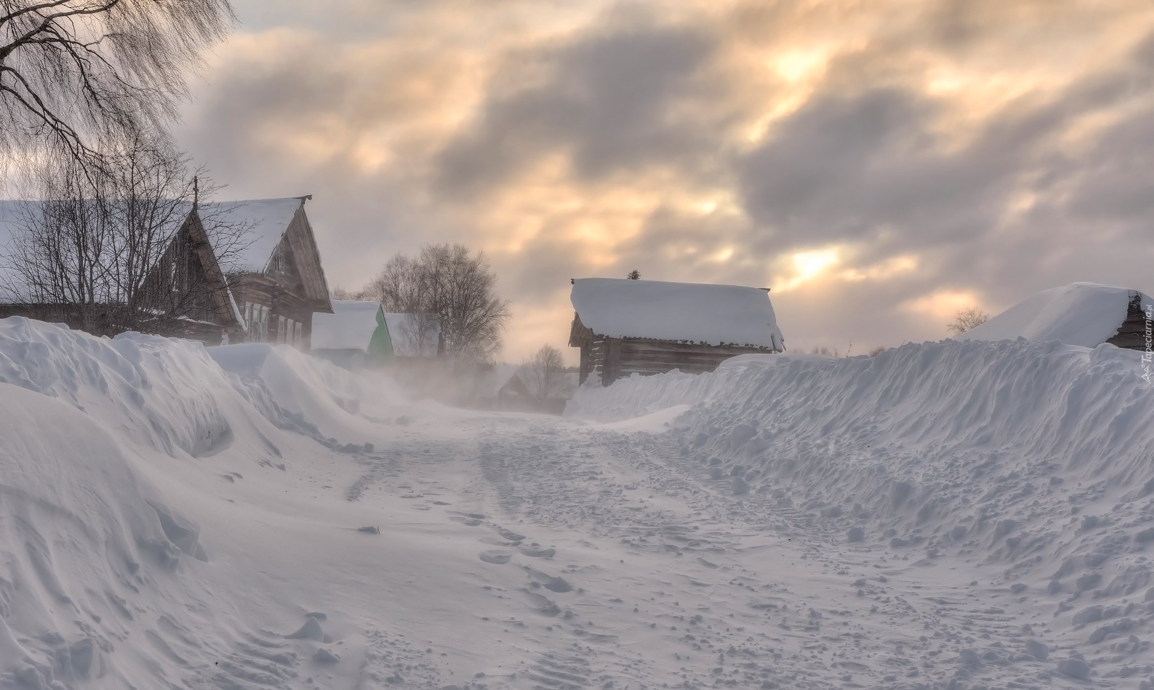 Бушевал буран. Деревня в снегу. Сугробы в деревне. Зима в деревне. Метель в деревне.
