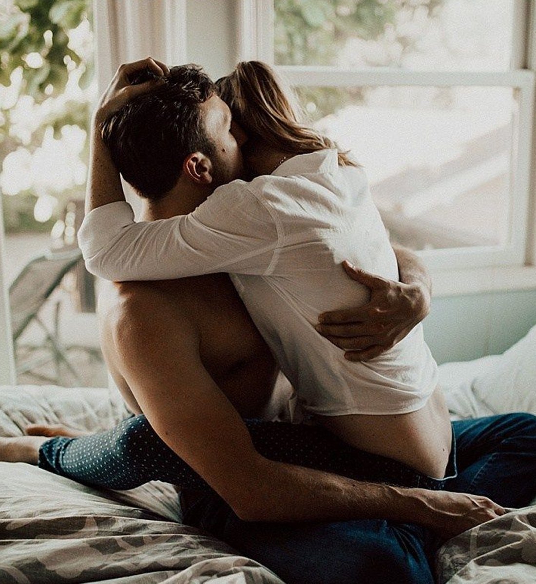 Объятия и поцелуи