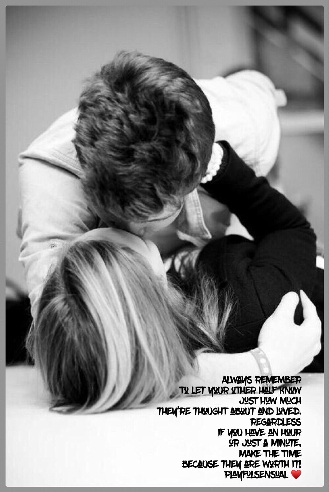 Парень и девушка обнимаются