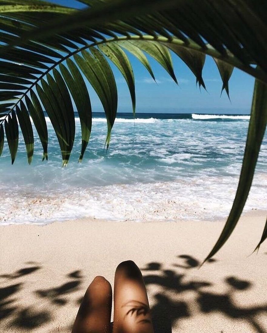 Под пальмой на пляже