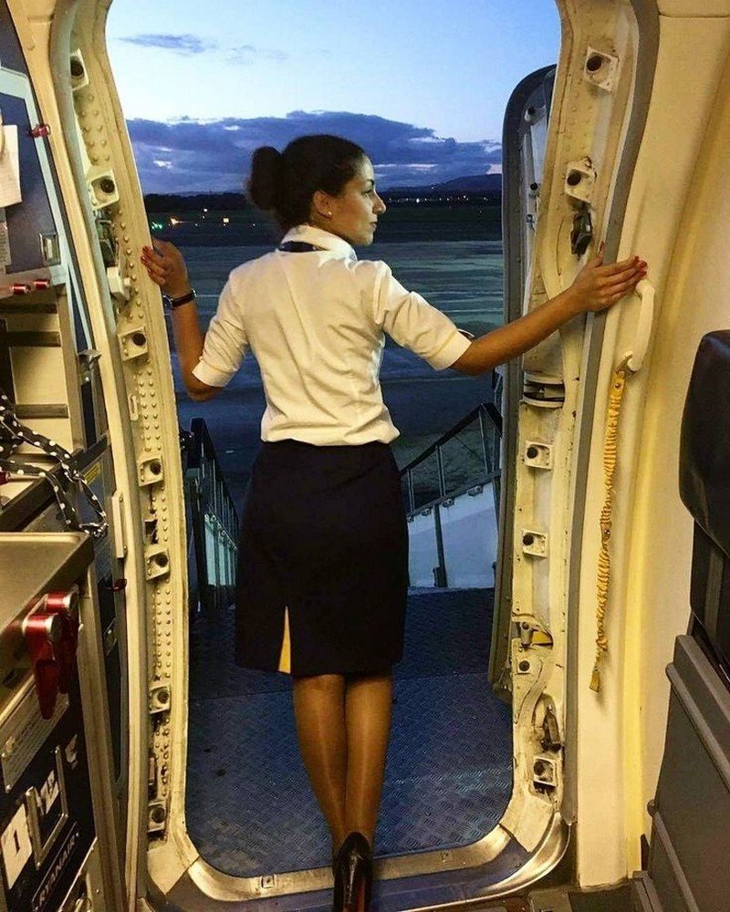 Бортпроводница в самолете