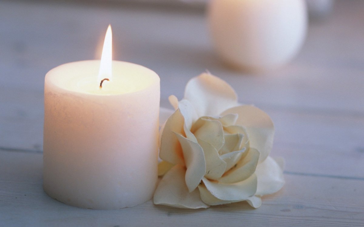 Свеча на прозрачном фоне