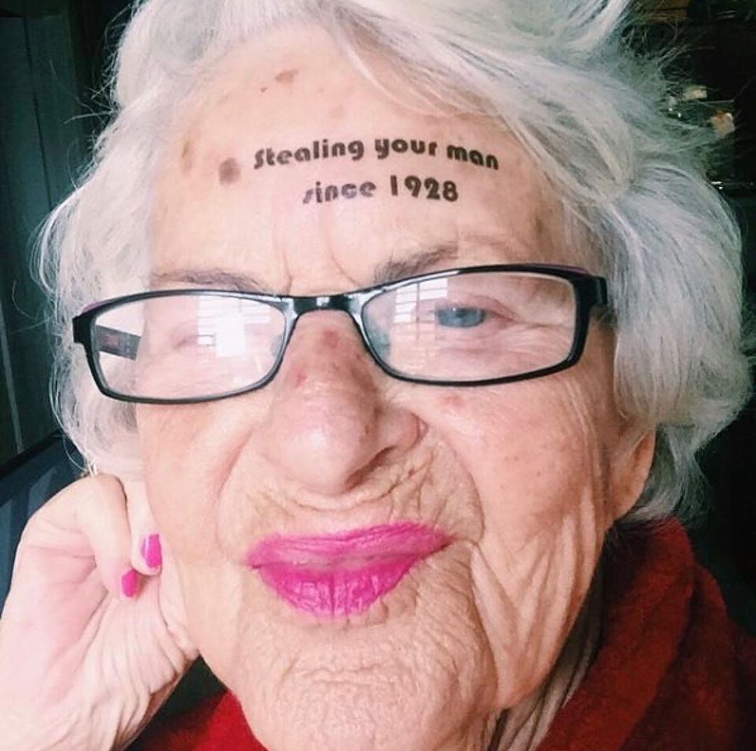 Накрашенная пенсионерка