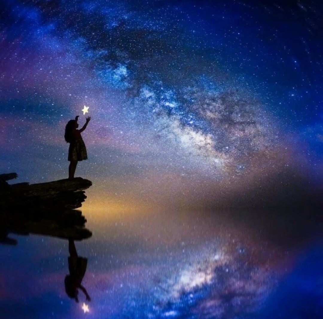 Девушка и звездное небо