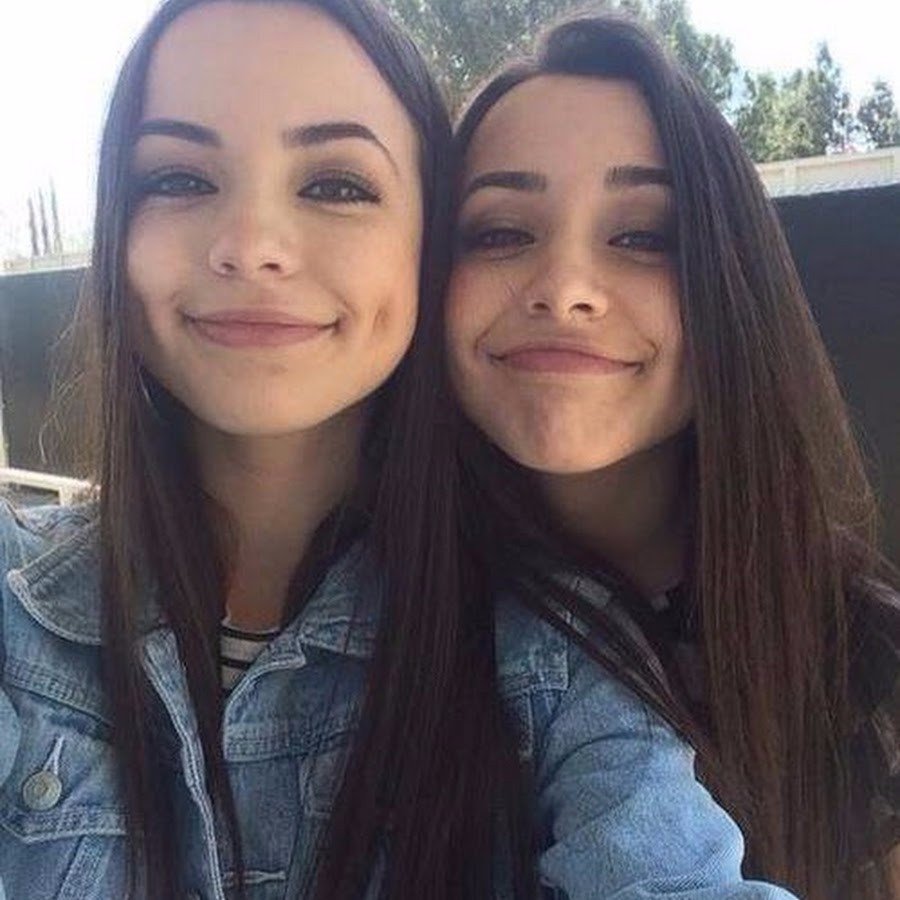 Две девушки селфи