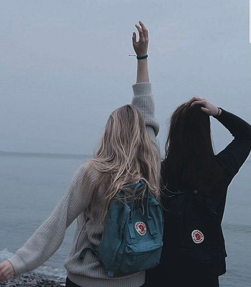 Две девочки подружки