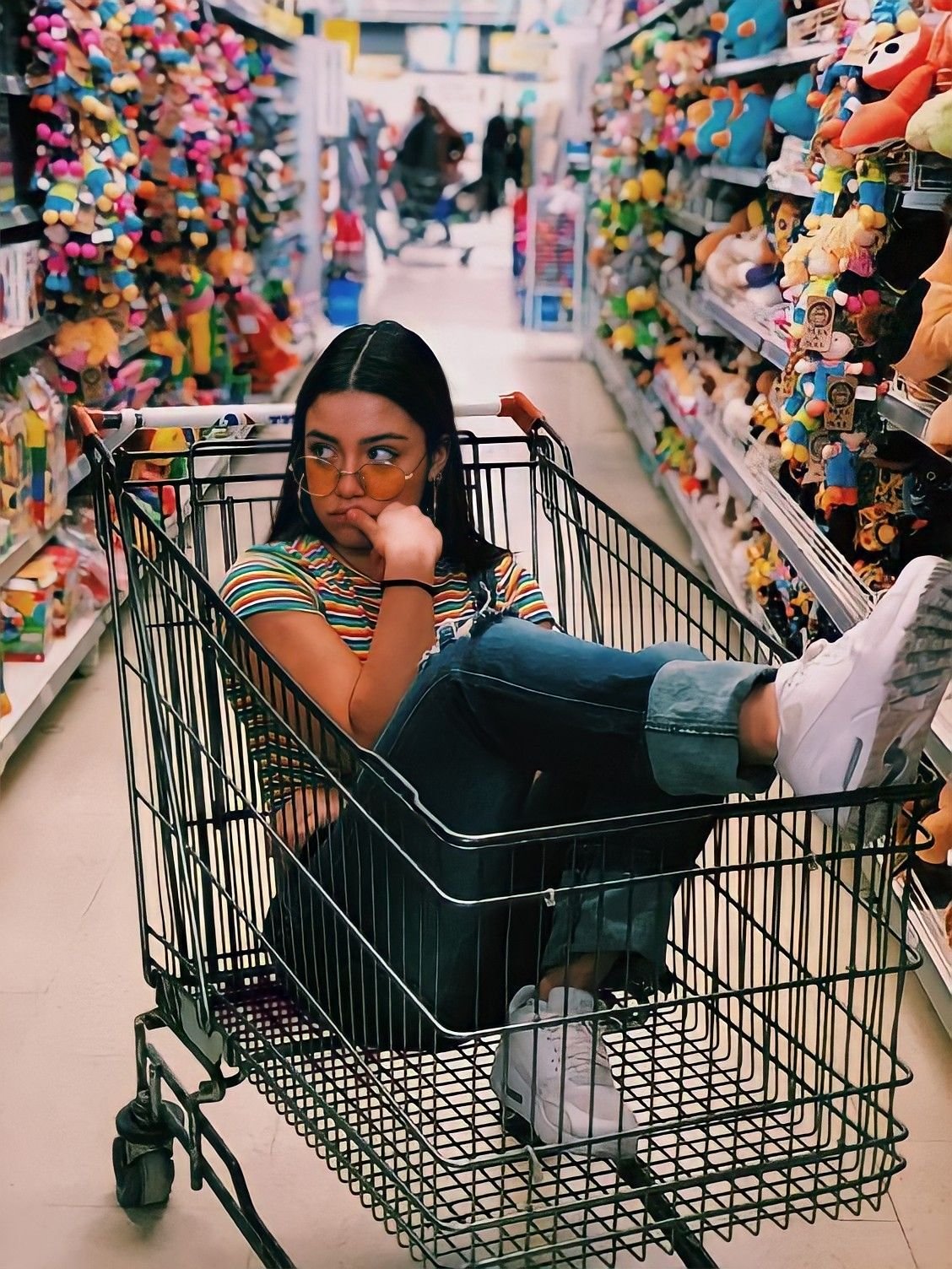 Девочка с тележкой