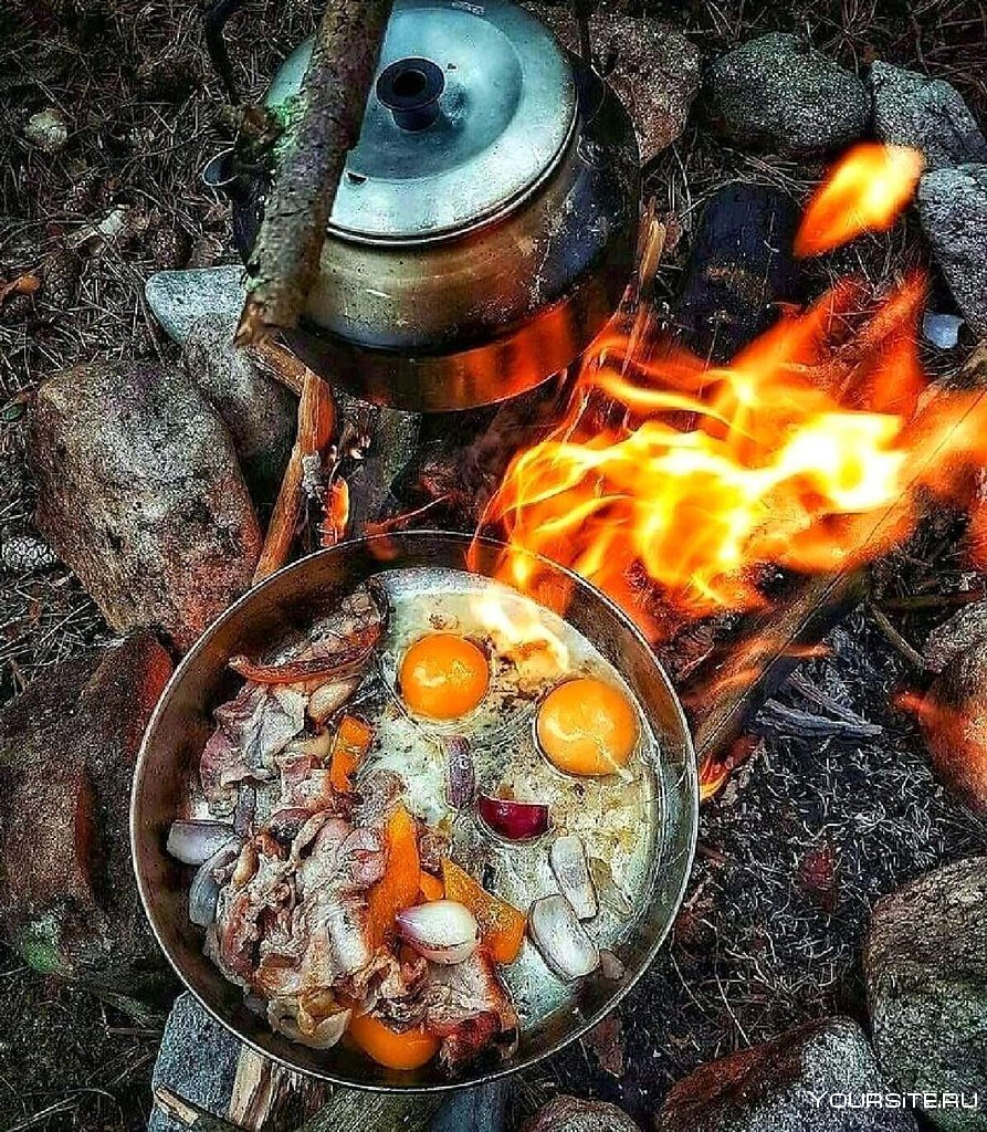 Еда на костре на природе