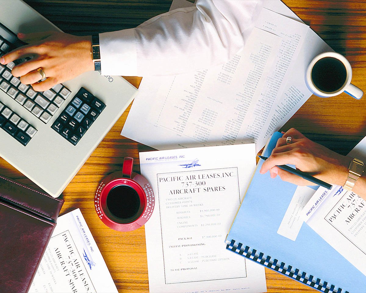 Калькулятор на белом столе