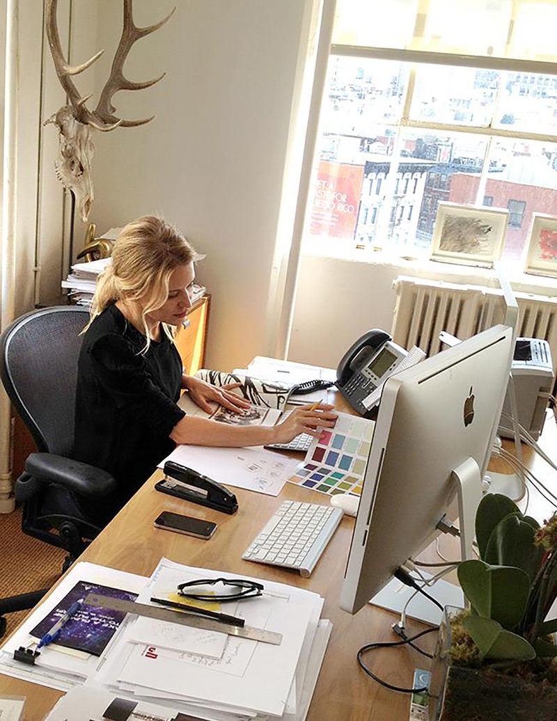 Ноутбук и ежедневник на столе