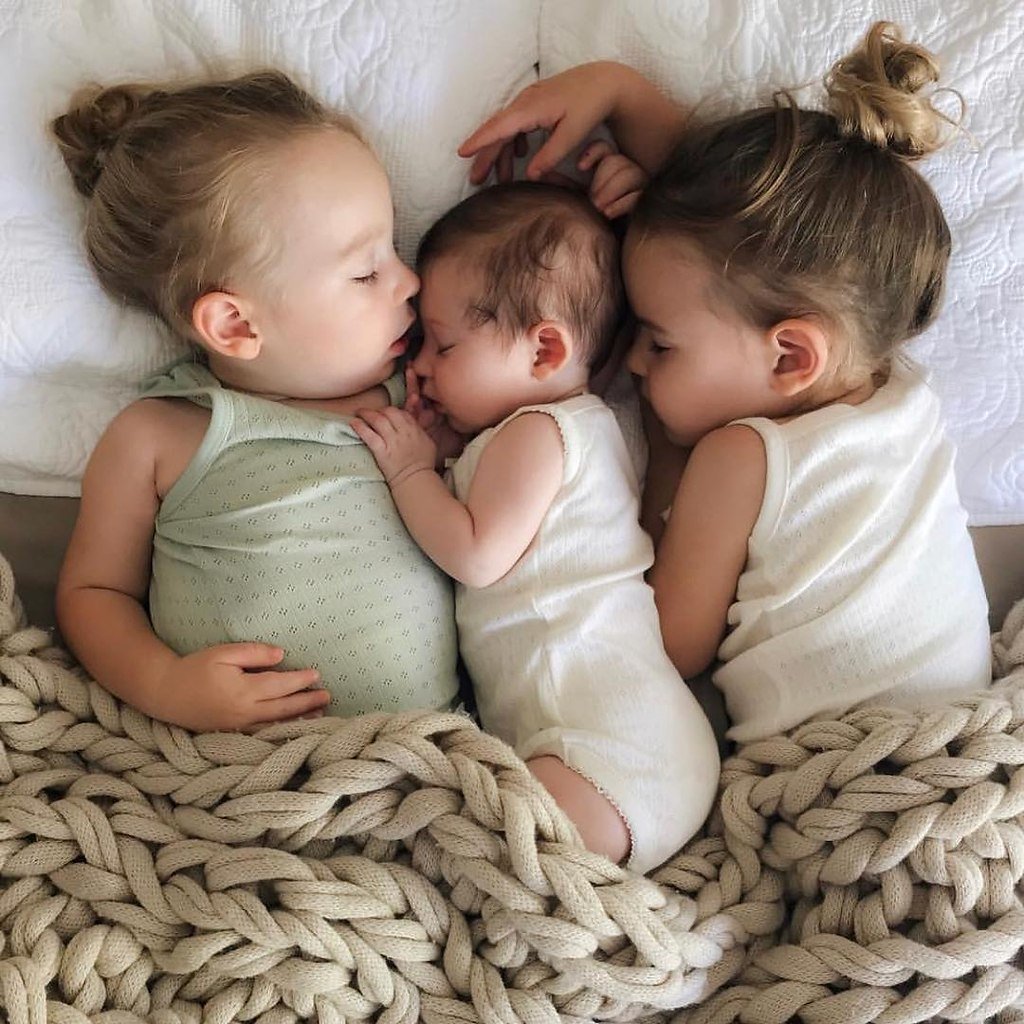 Тройняшки два мальчика и девочка