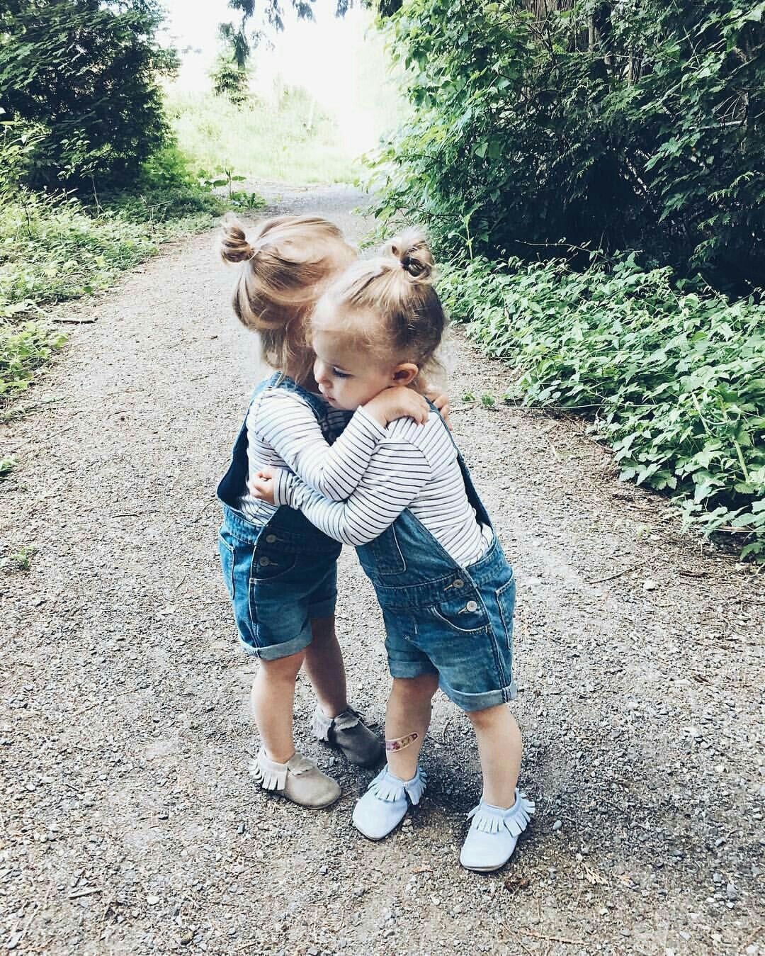 Маленькие девочки подружки