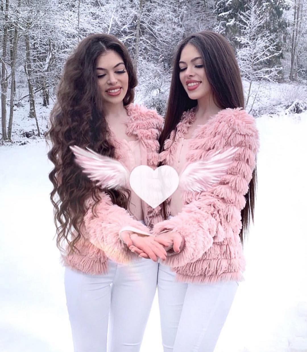 Подружки близняшки