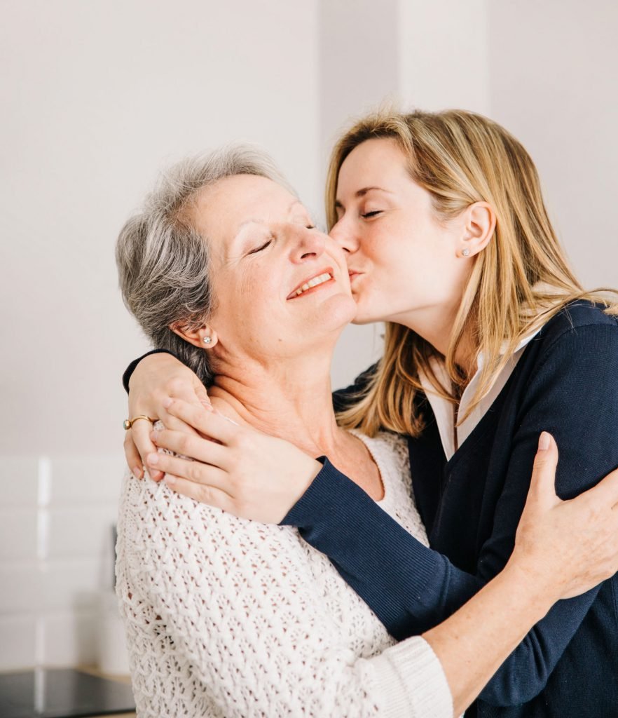 Взрослая дочь обнимает маму