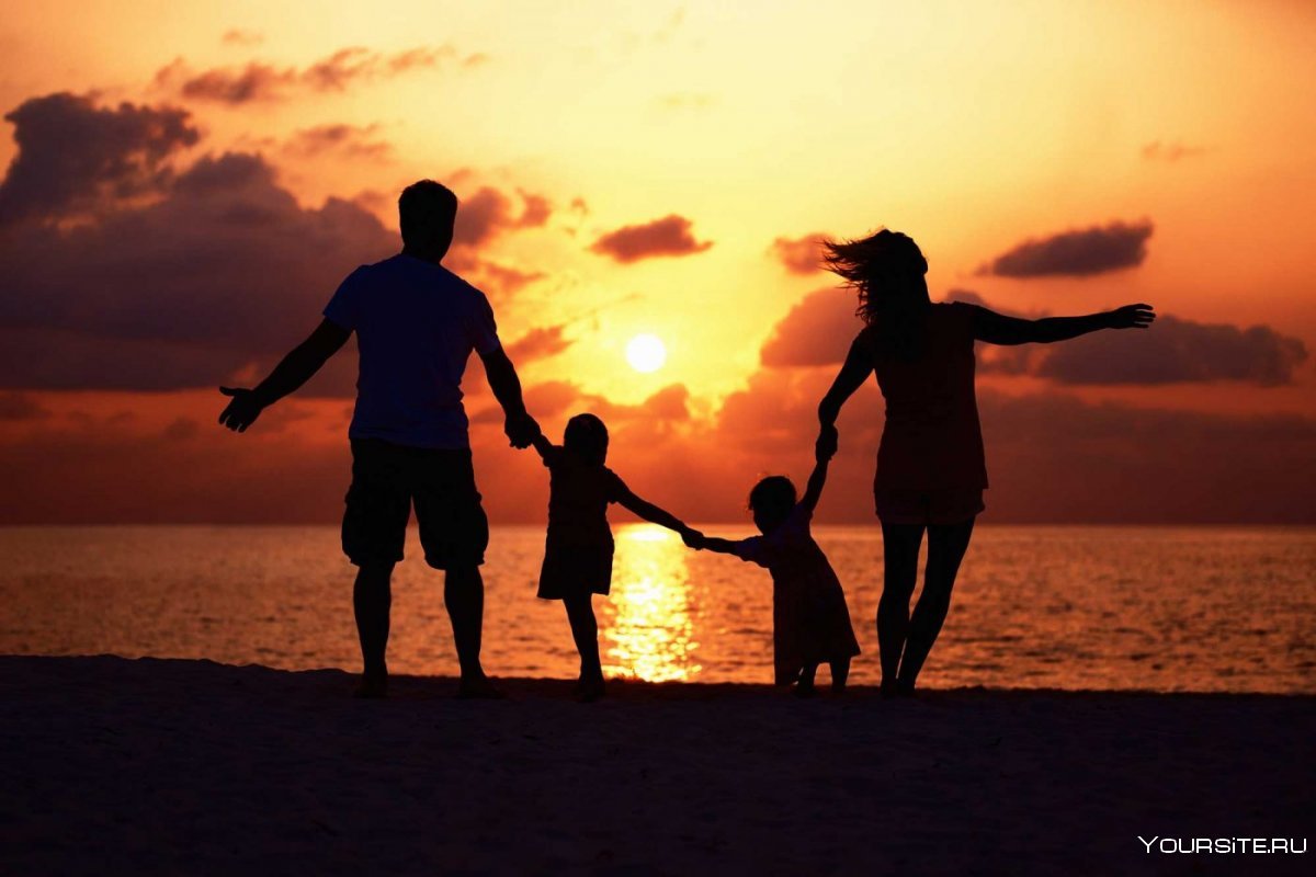 Семья со спины