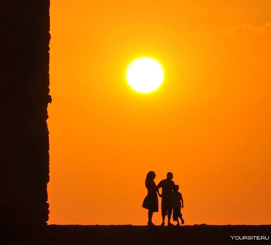 Семья в горах на закате